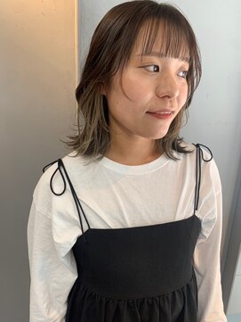 ラキ(laki) イヤリングカラーグレーベージュ×外ハネミディアム