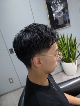 イントロバイフィーネ 渋谷(INTRO . by Fi-Ne) バーバーナチュラルマレットテーパーフェード/渋谷