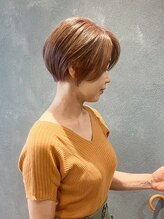 脱白髪染め×ショートヘアでいつまでも自然なヘアスタイル