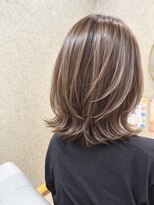 ネモカ&nbsp;ミディアムレイヤーでトレンドスタイル