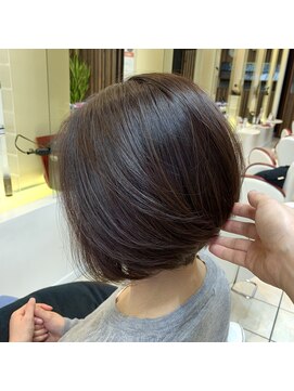 クオリス 上板橋店(QUALIS) 30代40代　小顔ツヤ髪艶感ストレート丸み濡れ髪前下がり重めボブ
