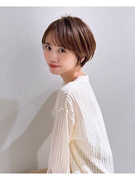 アンド ストーリーズ(&STORIES) 前髪あり耳掛け丸みくびれショートボブ20代30代40代50代(蘭)