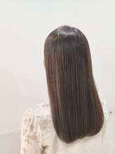 ツヤツヤでうるおいのある髪へ質感再整する髪質改善