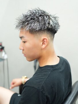 スラッシュ(SLASH) ツイストパーマ/短髪/ホワイトメッシュ/スキンフェード/姫路