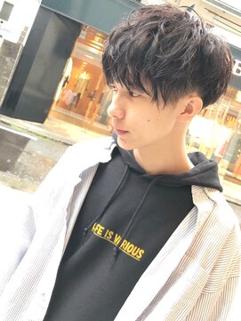 キアラ(Kchiara) 横顔イケメン×刈り上げ×前下がりショート×スパイラル