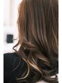 イースタイルコムズヘア 柳通り店(e-style com's hair)&nbsp;耳裏に一筋ハイライト入れて巻き髪に!崩し方次第で色々なstyle♪