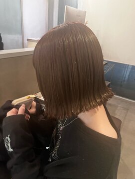 ビビ(vivi_) オリーブベージュ×切りっぱなしボブ