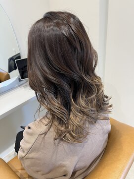 イオス(EOS) ベージュグラデーション　ブリーチ1回　アディクシーカラー/YUKA