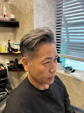 キタセンジュバーバー バイ ティーズ(KITASENJU BARBER by T's) ブリーチ シルバー ハイライト