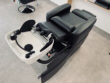 首や頭がしっかり支えられる負担のないフルフラットシャンプー台