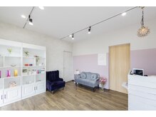 サニーデイズプラスアンジェロ(SUNNY DAYS +Angero)の雰囲気（明るい待合でご来店からリラックスしてお過ごしいただけます）
