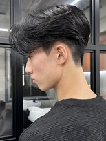 ニコトウキョウ 新宿(nico TOKYO)&nbsp;刈り上げセンターパートテーパーフェードカットニュアンスパーマ