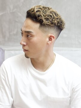 にもう サイドパート　スキンフェード