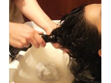 人気の炭酸ソーダスパは、髪に残った化学物質が除去されツヤ髪に