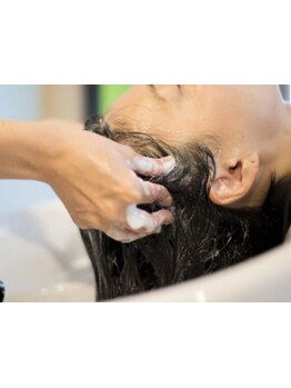 贅沢ヘッドスパで毎日頑張るお客様へ心と髪に癒しをお届け！頭皮の汚れやべたつきをスッキリ流します♪