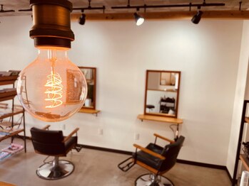 ティム(Tim simons)の写真/漫画も充実のリラックス空間♪緑あふれる隠れ家風サロンで周りを気にせずゆったりしたひとときを過ごして◎