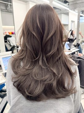 アマレット(Amaretto) 透明感のあるナチュラルグレージュハイライト