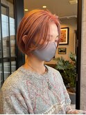 ピンクベージュの耳掛けショートボブ