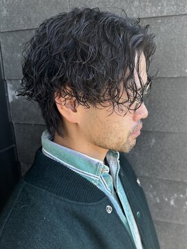 ヒュイル バイ ニアウ(Hwyl by Niau) メンズセンターパートウルフツイストパーマスパイラルパーマ