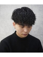 【ツイストスパイラルパーマで無骨さと繊細さを両立】トレンドが移り変わる中でも常に人気のパーマデザイン