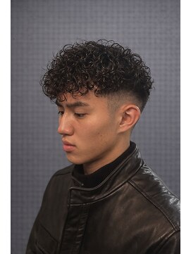 ワンワンオー バーバーショップ 長浜店(@110 BARBER SHOP) スペインカール×スキンフェードで魅せる、硬ストリートスタイル
