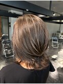 落ち着いたブラウンと毛先の動くミディアム