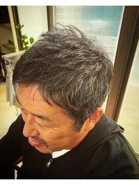 ロディーナコク 大口 新子安(rodina.coc) 白髪をいかすメンズショート×ハード/フレッシュ/束感/グレー