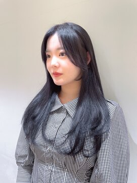 バイオレット ナゴヤ(Violet Nagoya) 顔まわりカット センター分け ロングレイヤー ブルーグレージュ