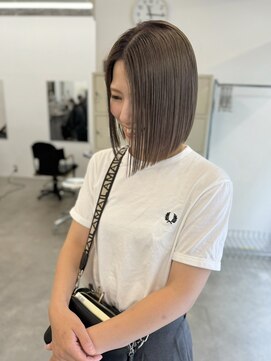 エルメ クラマエ(Elme) 色落ちも綺麗なグレージュカラー×切りっぱなしボブ