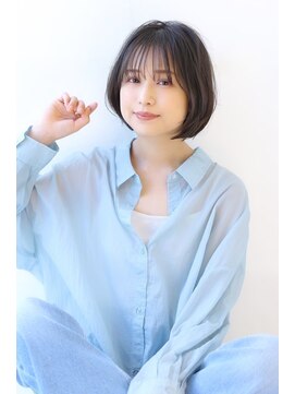 オーロ(ORO) 透明感あふれるアッシュブラックコンパクトひし形ボブ