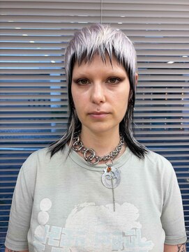 トオ(TOH) ホワイトブリーチブロンドヘアー抜きっぱなしダブルカラー