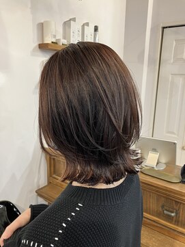 レイリー(LAiLy) くびれ　レイヤー　ミディアム　透明感