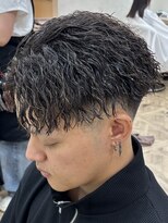 ボンドストーリールミエール(Bond Story lumiere)&nbsp;ツイストスパイラル縦落ちパーマリバースセンターパート刈り上げ