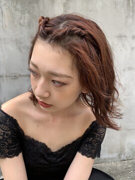 エラ(ELLA) 暖色カラーと簡単ヘアアレンジでこなれヘア