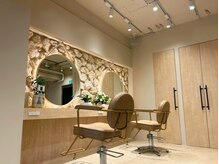 フリーダ(FRIDA)の雰囲気（今回はワントーンで石を使ったデザインが印象的☆）