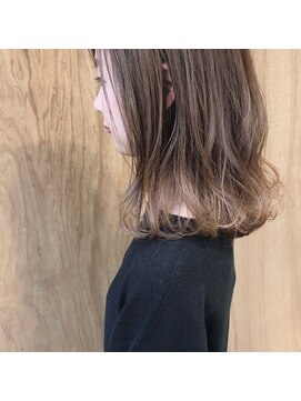 ツイギー 伊賀上ビル店(TWiGGY) ハイトーンベージュ。鎖骨ではねるナチュラルミディアム。