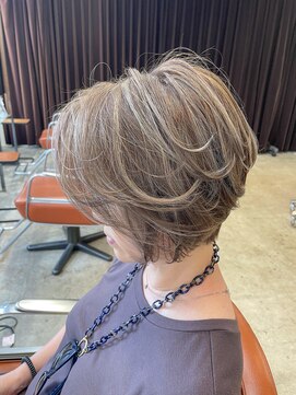 チェスト 神戸本店(CHEST) 白髪活かしデザインショート|フレンチカジュアル/グレーベージュ