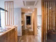 ヘア アート イーズ(hair art EAZE)の雰囲気（木の温もりを感じられる落ち着いた店内）