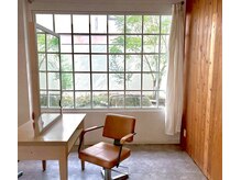 ピーブランズヘアー 大野城コモレビ(P-brandshair onojo Komorebi)の雰囲気（日差しの差し込む店内でゆったりとしたサロンタイムを。）