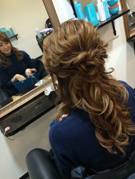 ヴィダ クリエイティブ ヘアーサロン(Vida creative hair salon) 無造作ねじりハーフアップスタイル