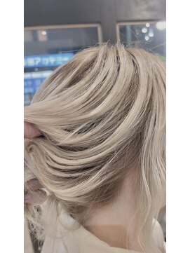 アウラ ヘア デザイン(aura hair design) フランス人がセルフブリーチして3か月伸びちゃった風