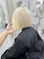 ナナ(NANA)&nbsp;ホワイト/ブロンド/ブリーチ/カラー/ボブカット