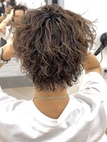 ビカム 名駅(become)&nbsp;【ブラウンカラーサーフカールパーマ】センターパートコンマ