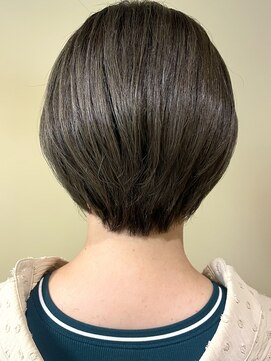 シリ アンド ブラント(siri and brunt) マッシュショート×透明感ブルージュカラー