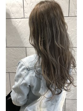 スリー(THREE) ブリーチなしグレージュ×巻き髪風パーマ【札幌】