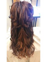 ビスポーク(BESPOKE)&nbsp;20代30代ゆるふわ♪お呼ばれ大人っぽねじり編みハーフアップヘア