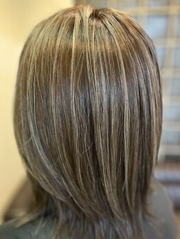 木々の写真/明るい白髪染めも可能◎オシャレを楽しめる白髪染めで艶感のある綺麗な仕上がりへ。上品な色味を叶えます。