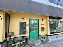 アン アミゥ(Un amiw.)の雰囲気（緑色の扉が目印のサロンです）