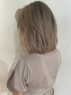 リバレッジ 白金(Leverage) ホワイトベージュ 担当 濱口