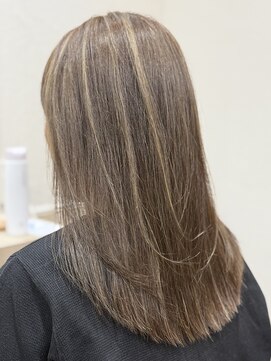 フルブルーム 東林間(fullbloom) レイヤーカット白髪ぼかしハイライトカラーケアブリーチ